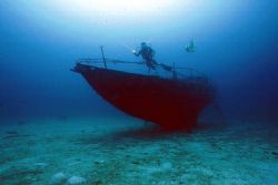 1 wreck, 1 diver & 1 fish by Eric Leong 